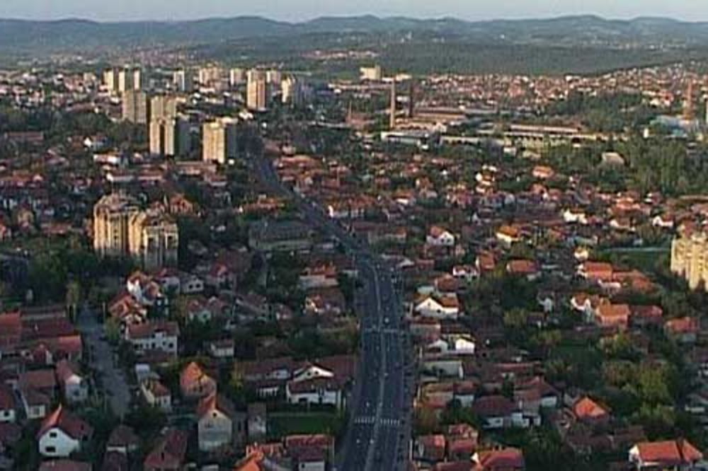 Meštani naselja Male Pčelice blokirali ulicu tražeći zabranu prolaska kamiona