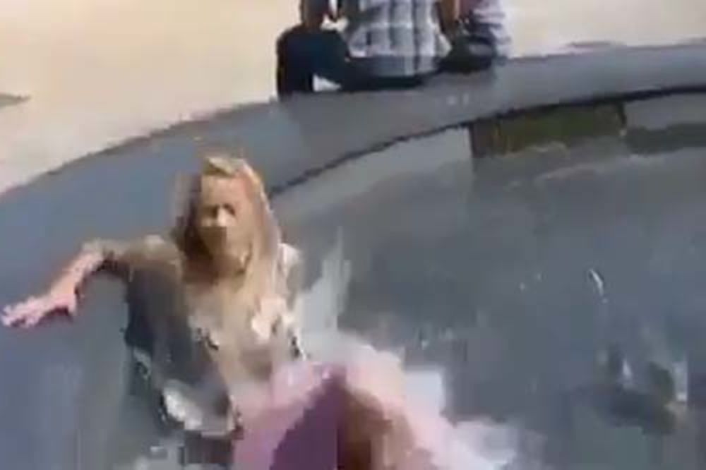 Novinarka uživo upala u fontanu