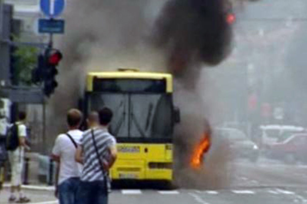 Zapalio se autobus u Kneza Miloša, nema povređenih