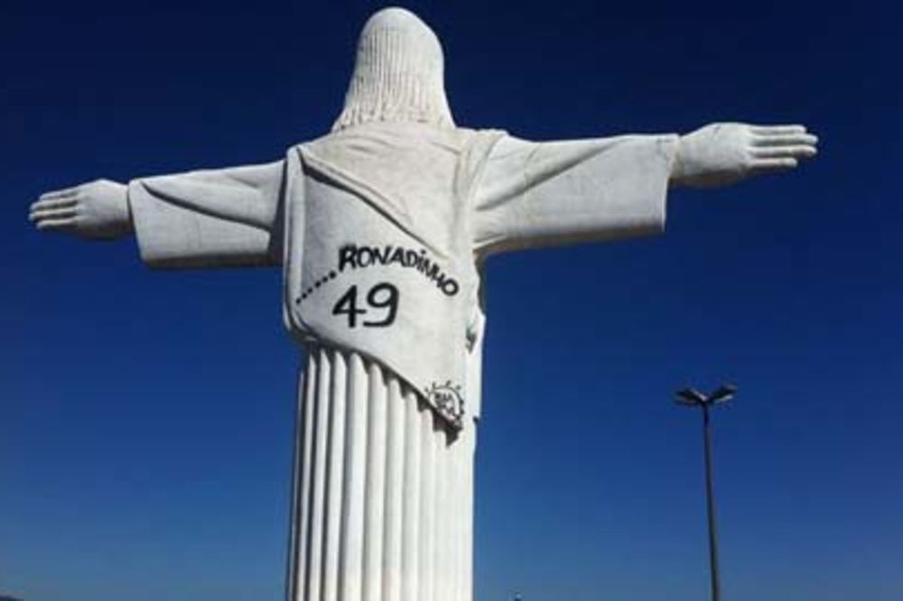 Statui Hrista obukli Ronaldinjov dres