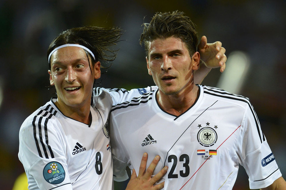 Nemci i Austrijanci o obavezi fudbalera da pevaju himnu
