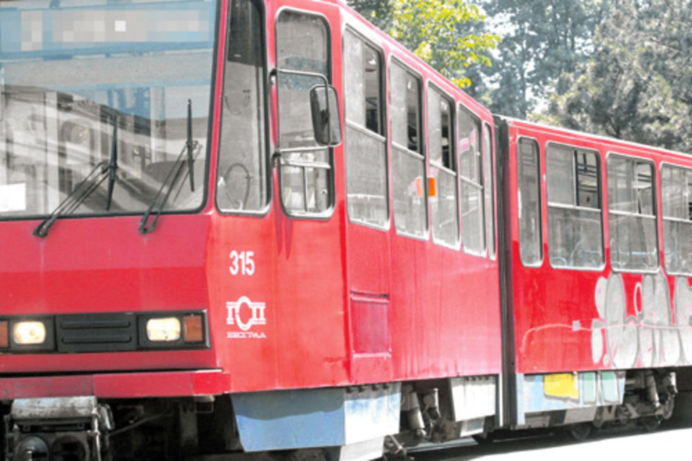 Dvoje putnika ispalo iz tramvaja na Banjici