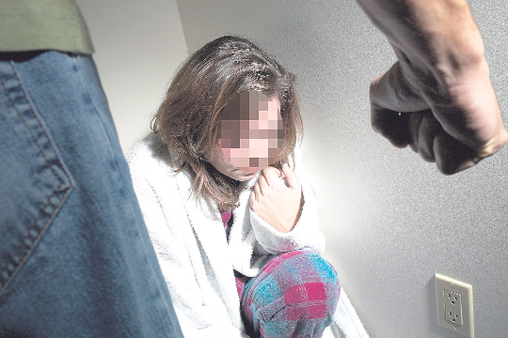 Satima silovali i tukli maloletnicu