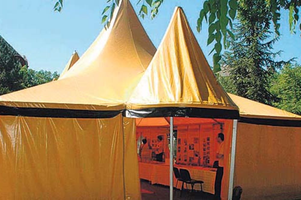 Sajentolozi postavili šator u centru Subotice