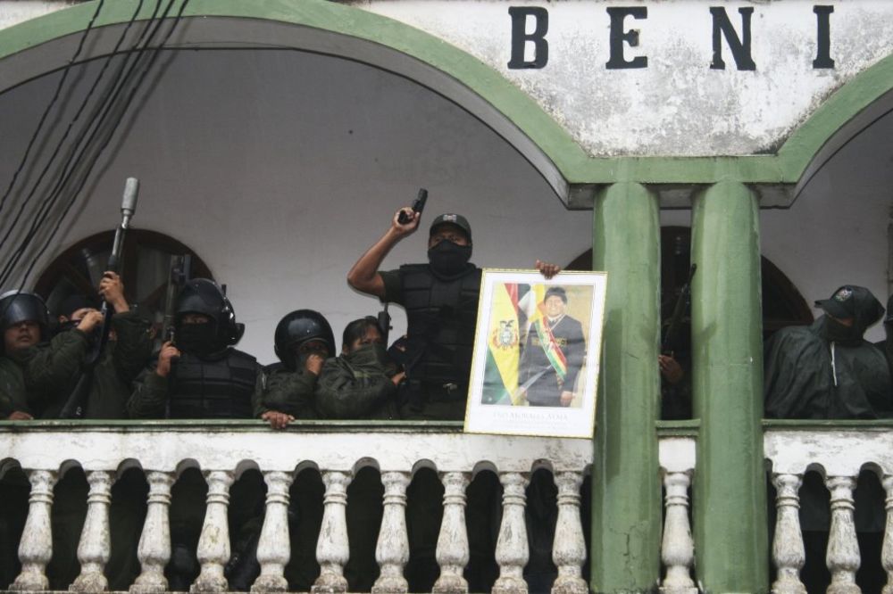 Bolivijski policajci u pobunu poveli i žene!