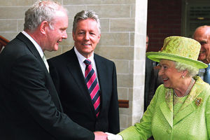 Britanska kraljica se rukovala sa neprijateljem!