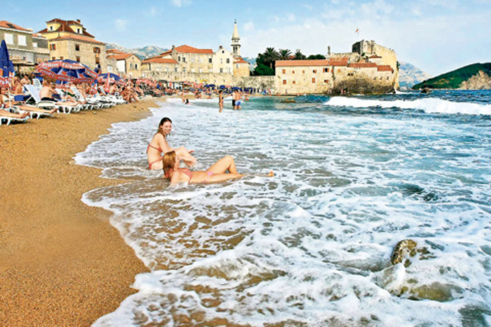 NA OVOJ PLAŽI ĆE VAS ODRATI ZA LEŽALJKE I SUNCOBRAN : Iako su crnogorske plaže poluprazne cene su PAPRENE! FOTO