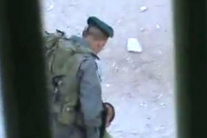 Pogledajte kako izraelski vojnik tuče malog Palestinca (9)