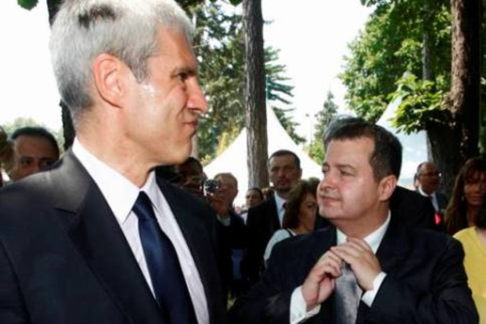 Prijem u Ambasadi SAD: Tadić i Dačić se kurtuazno pozdravili