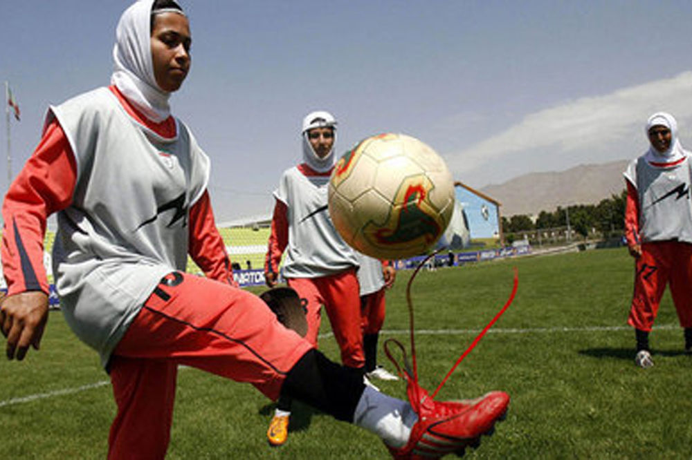 Muslimanske fudbalerke će moći da igraju u maramama