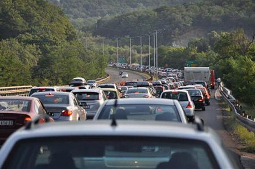 Putevi Srbije: Vozači krivi za gužve jer su krenuli u isto vreme