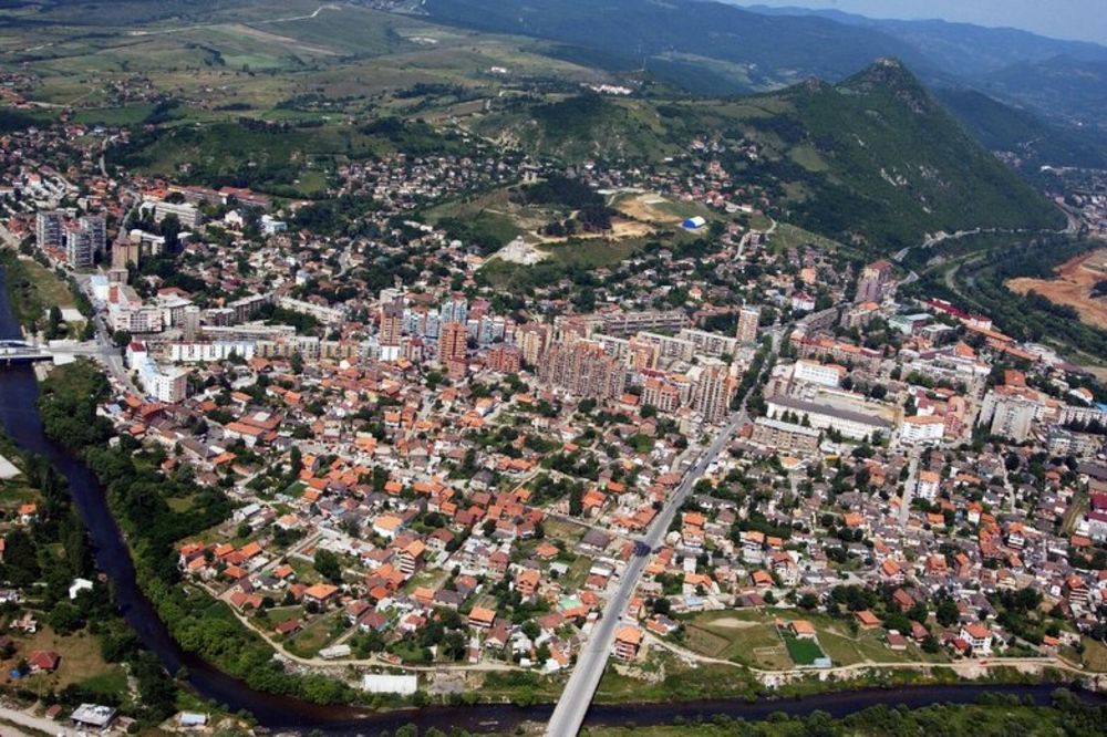 Kosovska Mitrovica: Albanci kamenovali obezbeđenje i bivšu zgradu opštine