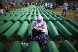 Srebreničani političare izviždali i gađali flašama