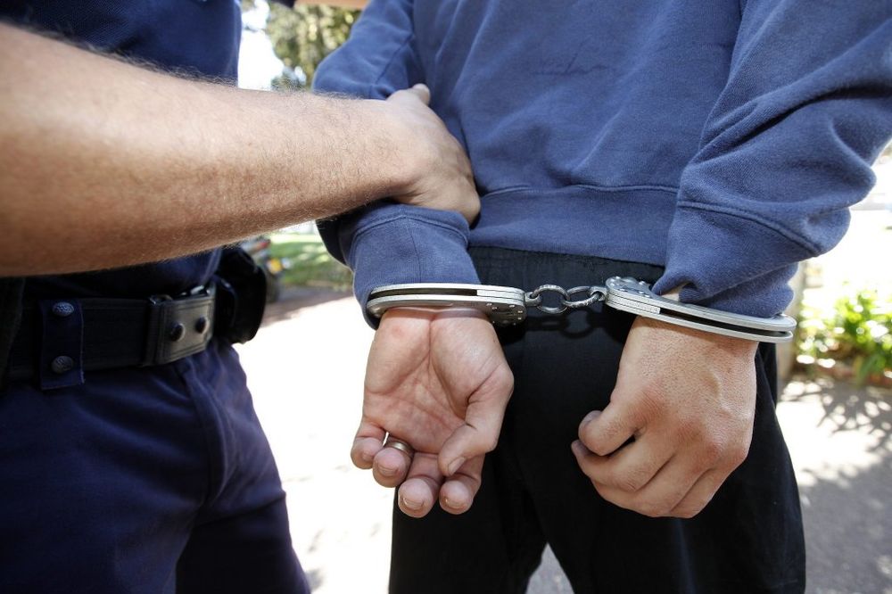 Uhapšeni zbog krađa zlatnih lančića na ulici