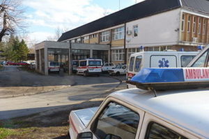 KRAGUJEVAC: Automobil uleteo u pekaru, dvoje povređeno u Grošnici