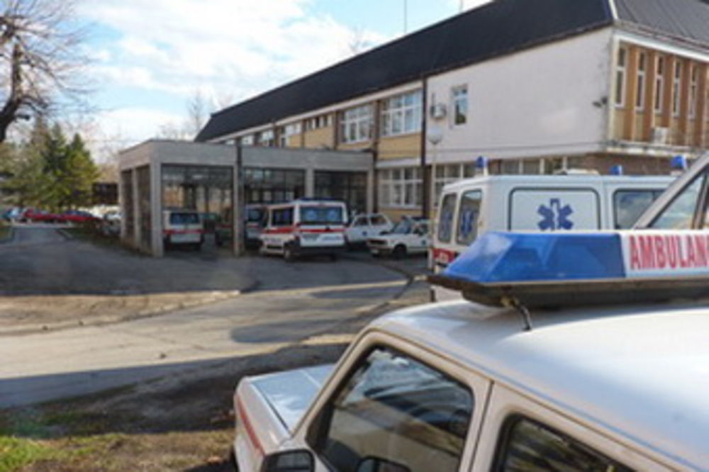 KRAGUJEVAC: Automobil uleteo u pekaru, dvoje povređeno u Grošnici