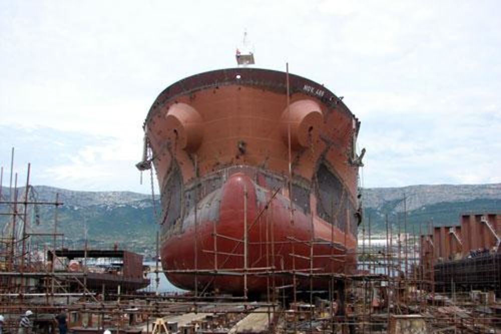 Zatvoreno brodogradilište, radnici na prinudnom