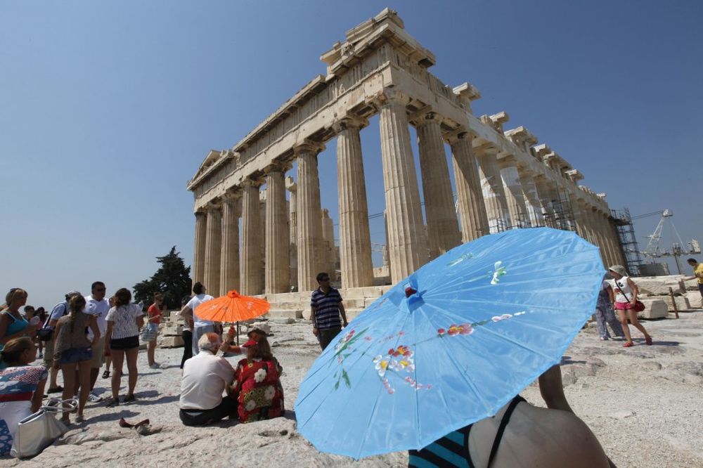 Turisti rasterani sa Akropolja zbog žege