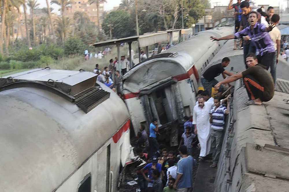 Voz u Kairu iskočio jer su putnici bacili drva na šine
