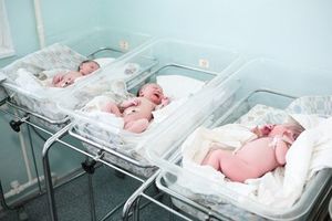 Roditeljima tri prvorođene bebe po 20.000 dinara