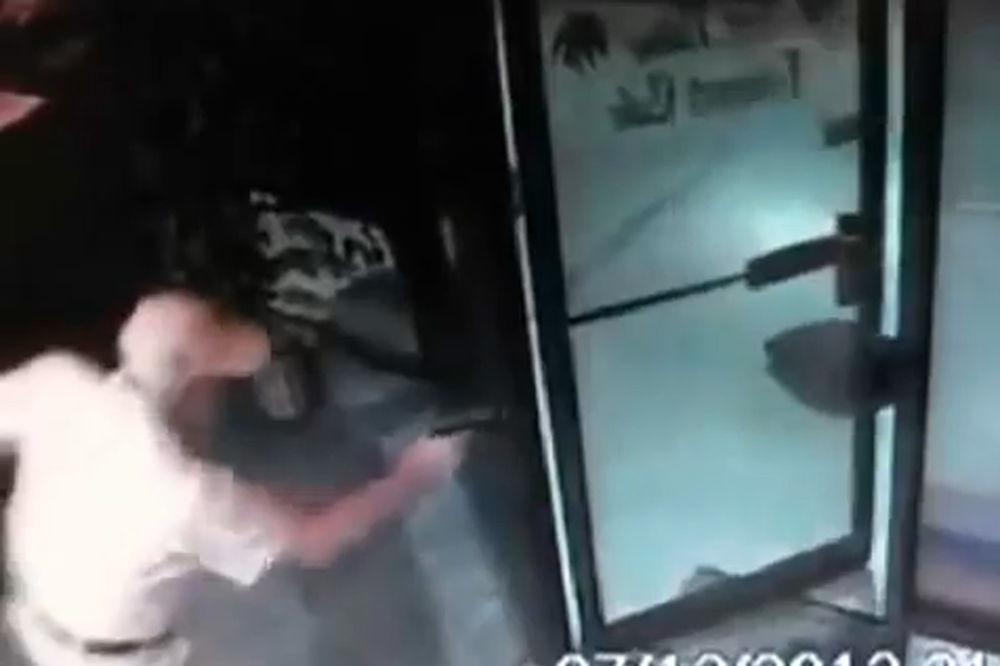 Neviđen video: Deda pucao na pljačkaše i ranio ih