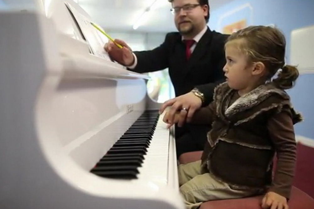 Mini Mocart: Dvogodišnja Lavinija svira klavir!