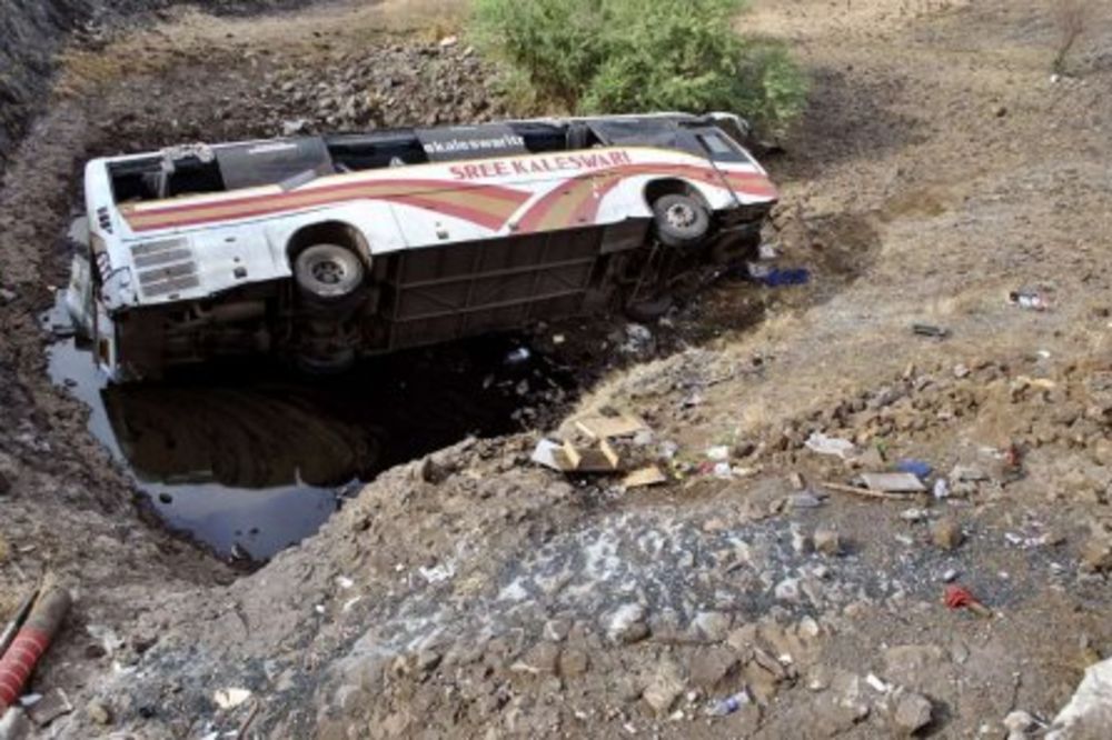 Autobus se survao u reku, 30 ljudi još nije pronađeno