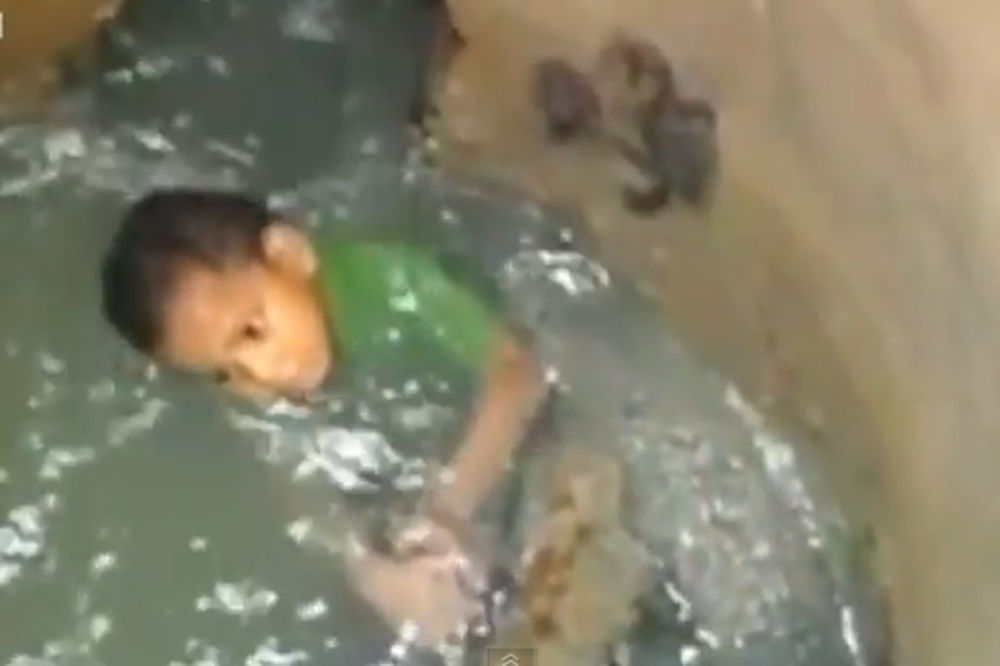 Dečak (3) dva dana preživeo u kanalizaciji