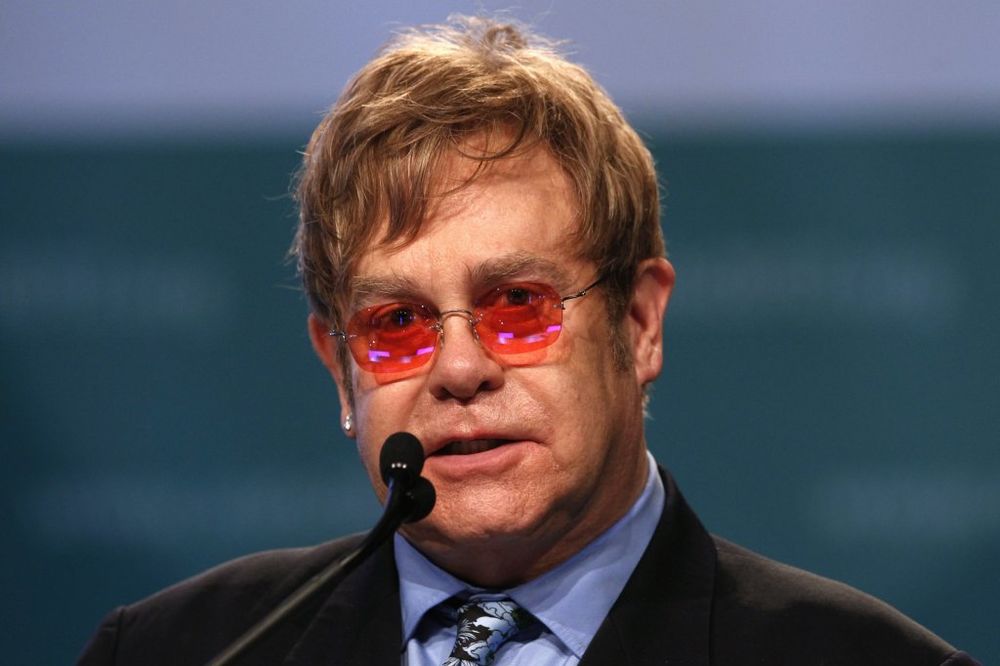 Elton Džon dobro posle operacije slepog creva