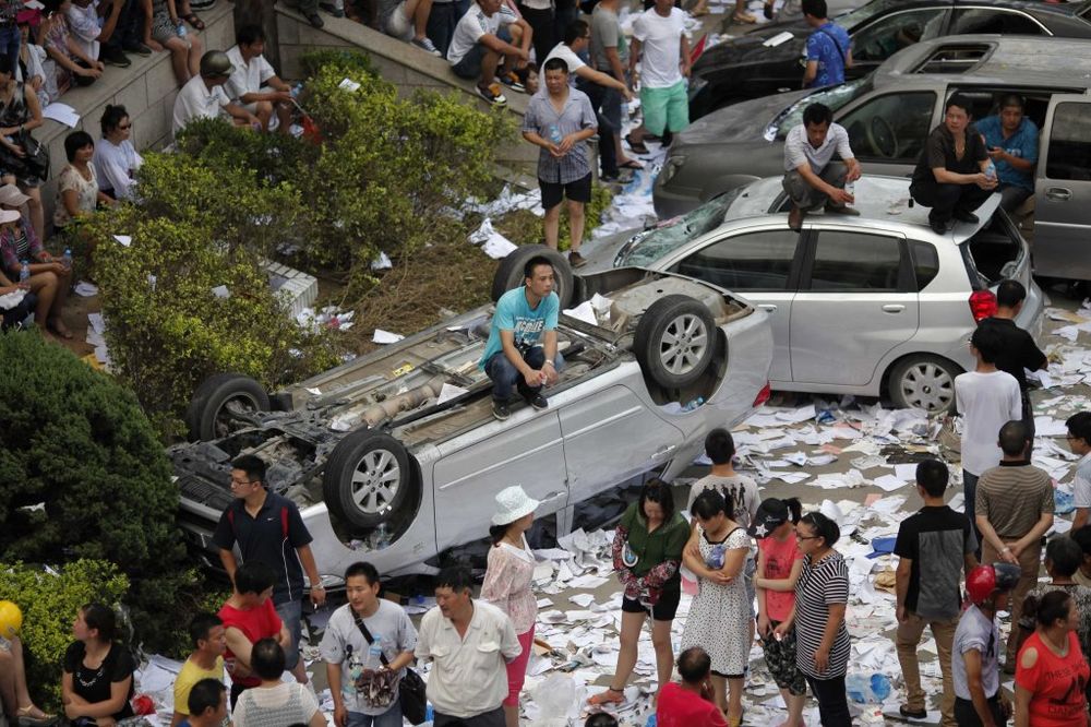 Kinezi ljuti zbog zagađenja prevrnuli dva automobila