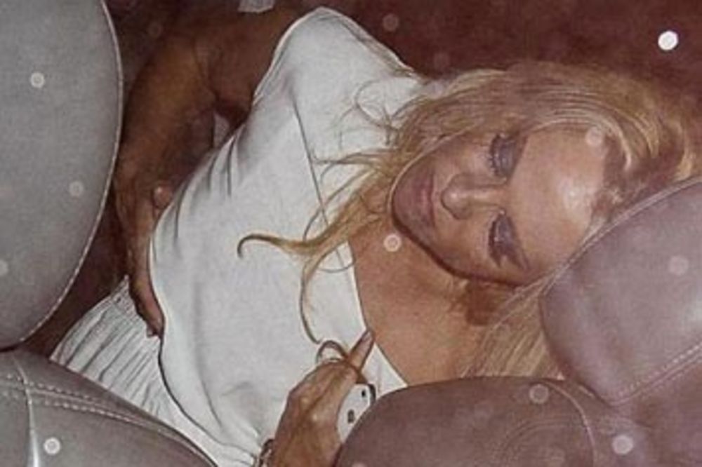 Pamela Anderson mrtva pijana spavala u kolima