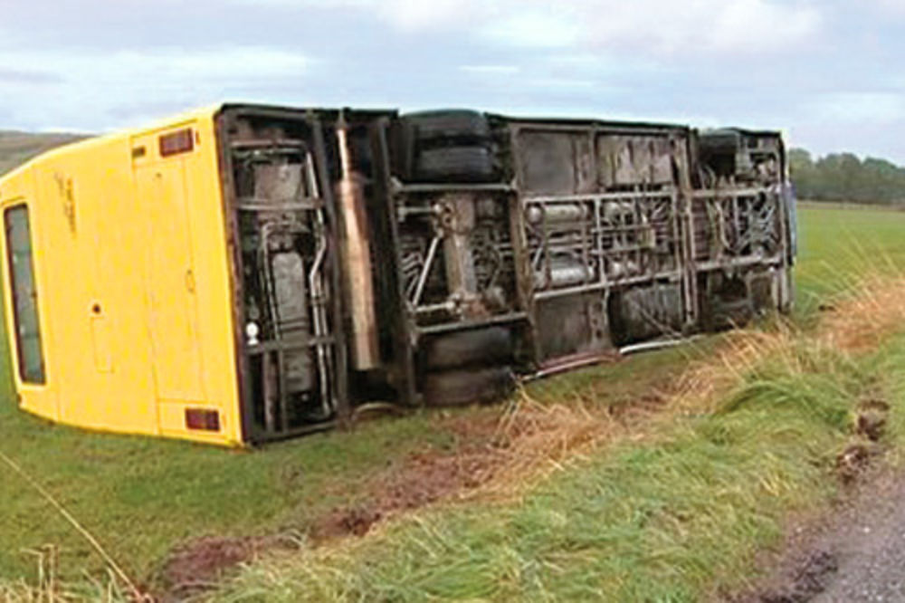 Prevrnuo se autobus, lakše povređeno 16 putnika