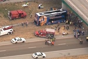 Autobus udario u nadvožnjak, poginula putnica