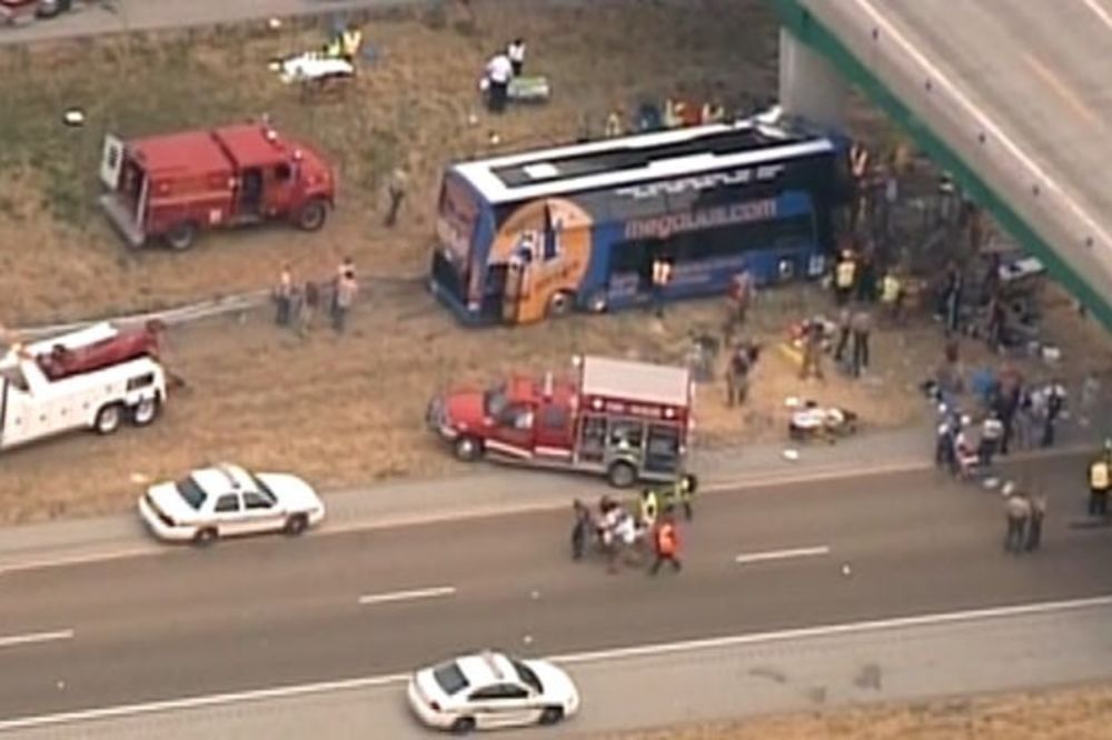 Autobus udario u nadvožnjak, poginula putnica