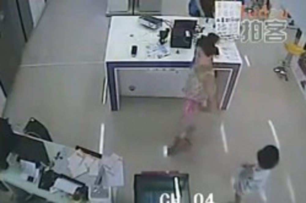 Devojčica krade dok joj majka čuva stražu
