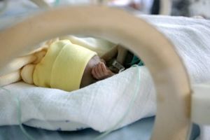 Stravično: Izgoreli novorođenče vrelom vodom