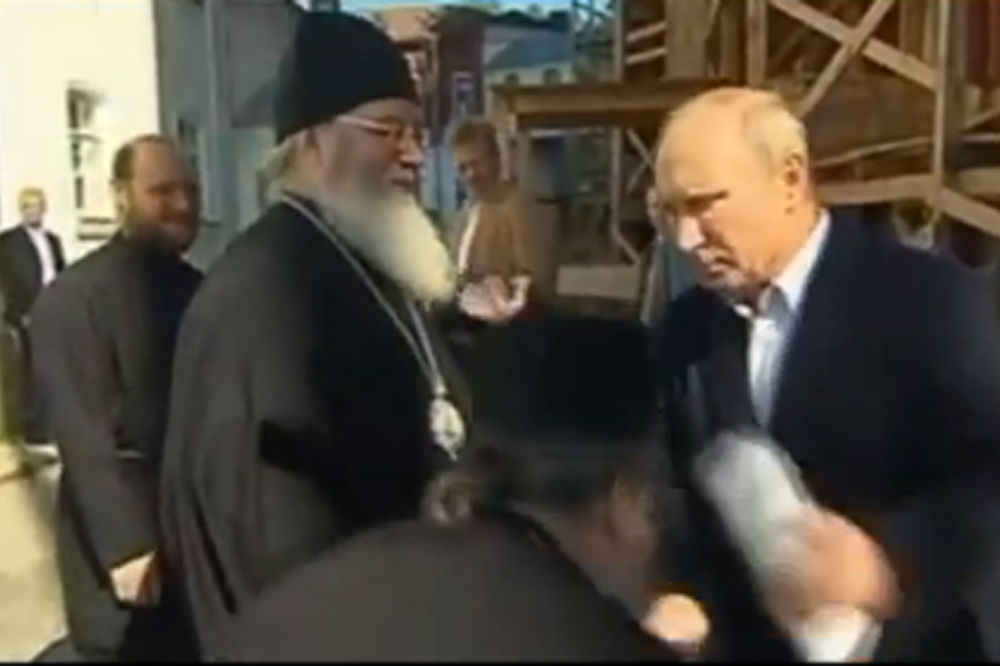 Pogledajte: Sveštenik ljubi Putina u ruku!