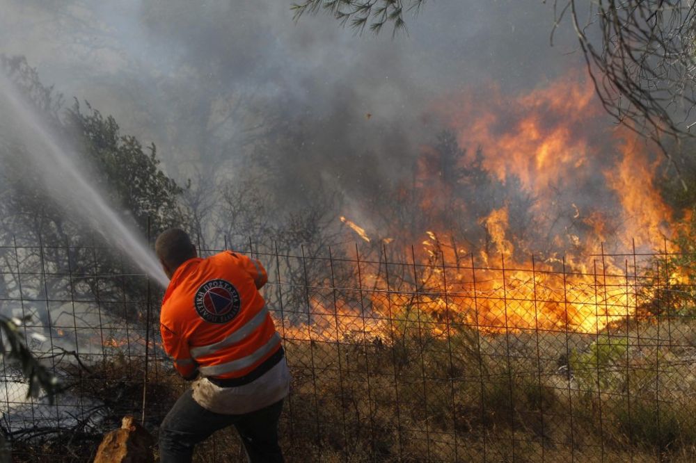 Na grčkom ostrvu Kios besni šumski požar