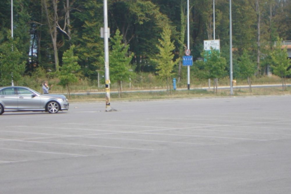 Razlupala mercedes na praznom parkingu