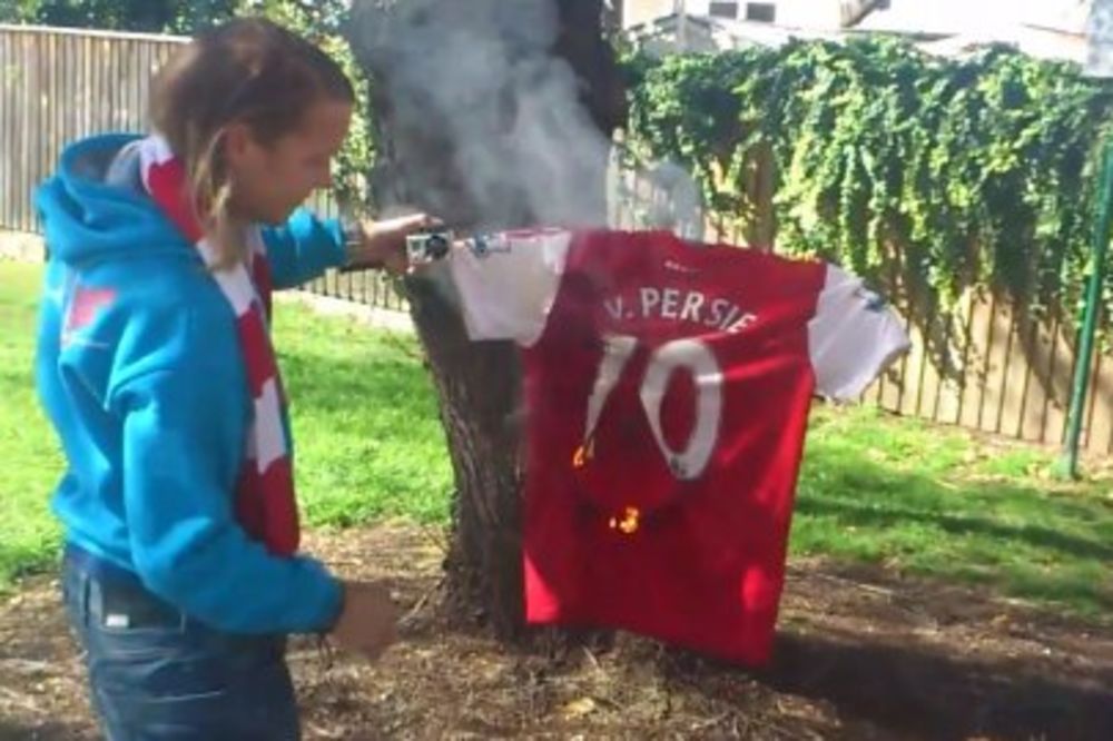 Navijači Arsenala masovno spaljuju dresove Van Persija