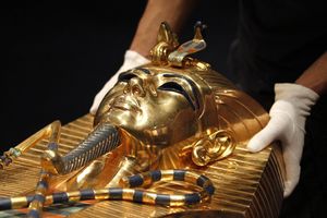 NAIVČINE: Otkinuli Tutankamonu zlatnu bradu pa je sastavljali lepkom