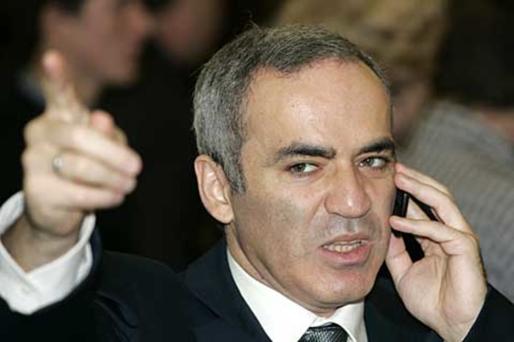 LJUDOŽDER: Kasparov ugrizao policajca