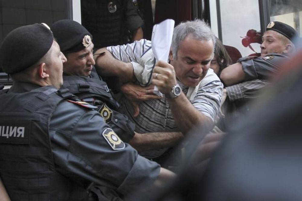Kasparov na saslušanju zbog napada na policajca