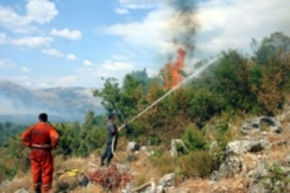 Trebinje: Požar se bliži manastiru Tvrdoš