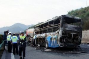 36 mrtvih u  sudaru autobusa i cisterne u Kini