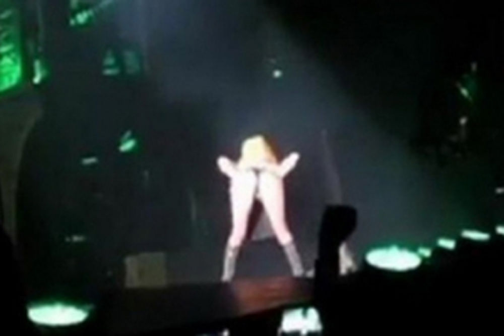 Ledi Gaga pokazala d.pe publici?!