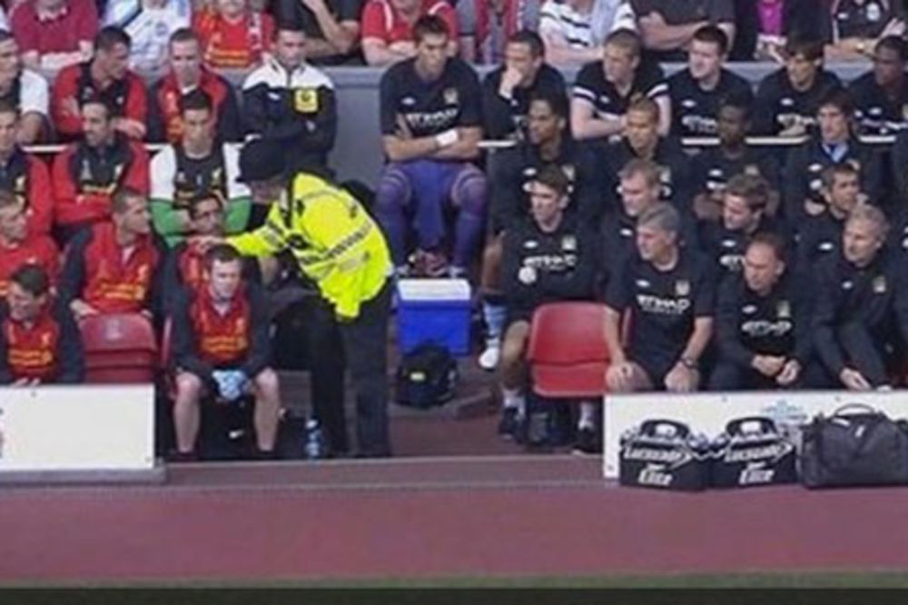 Policajac tokom utakmice po zadatku pitao igrača za zdravlje