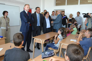 Đilas posetio novosagrađenu školu u Višnjičkoj banji