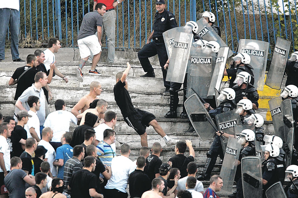 Zbog sukoba navijača Partizan plaća pola miliona