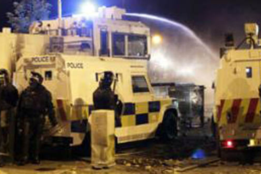 Sve žešći sukobi u Belfastu, ranjeni policajci